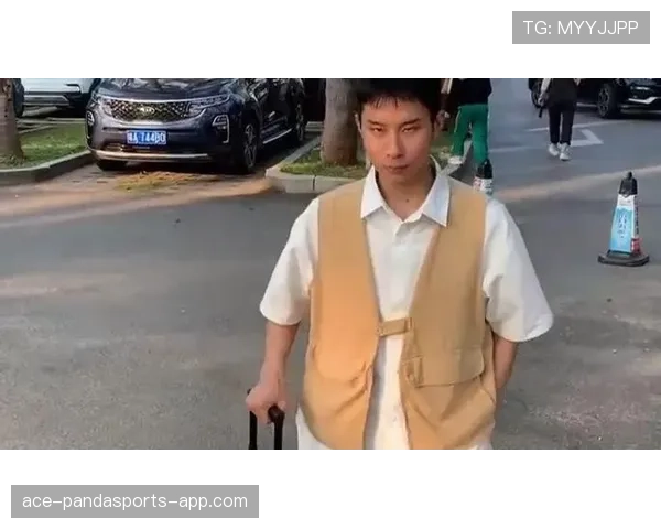 杨舒予随手背个包像带着小金库出门，地铁瞬间变时装周