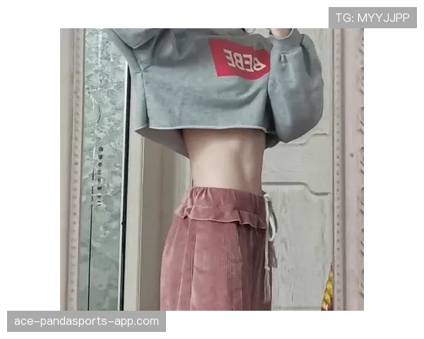 西蒙·拜尔斯家的冰箱里塞满蛋白粉，连狗都练出腹肌了